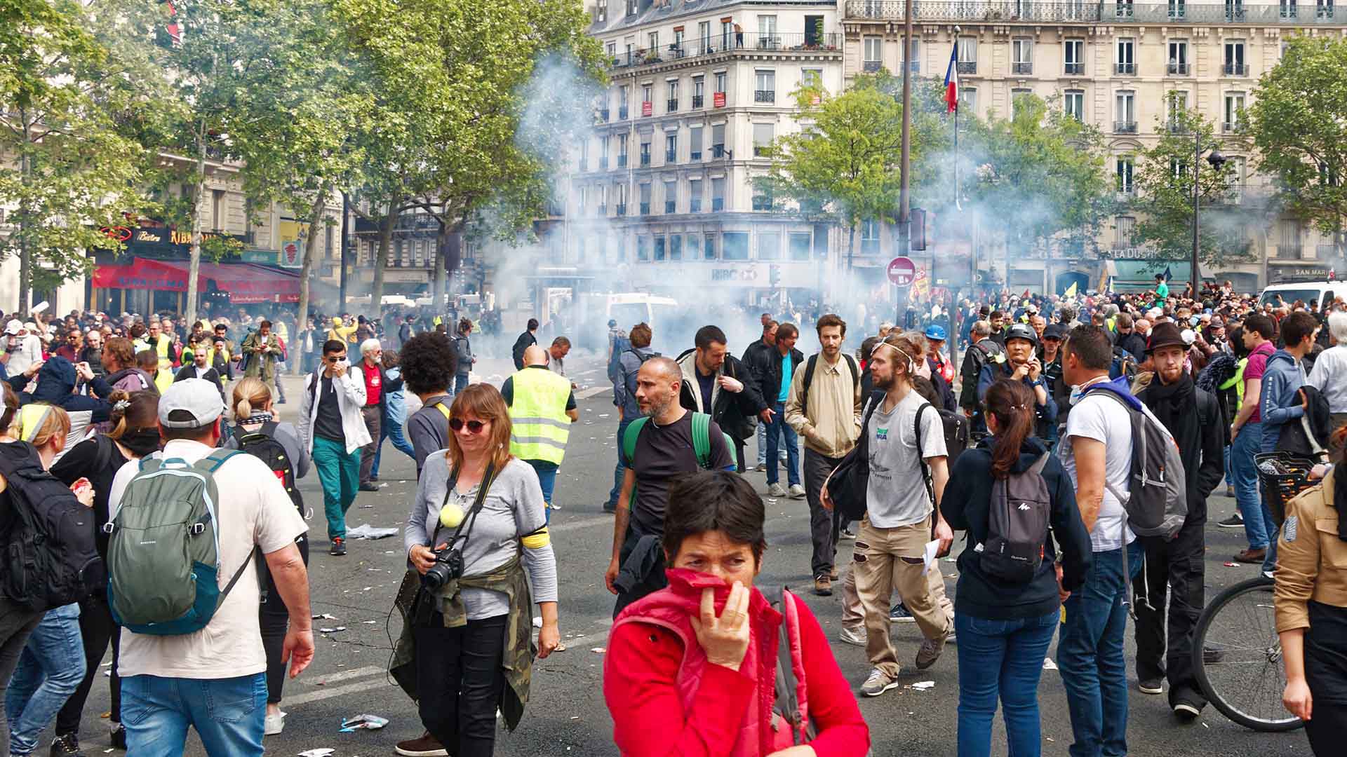 Manifestation des gilets jaunes le 1er Mai  2019, Gaz lacrymogène sur les manifestants 